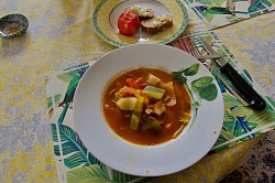 mit gebackener Tomate und geröstetem Brot mit Oliveröl und Knoblauch